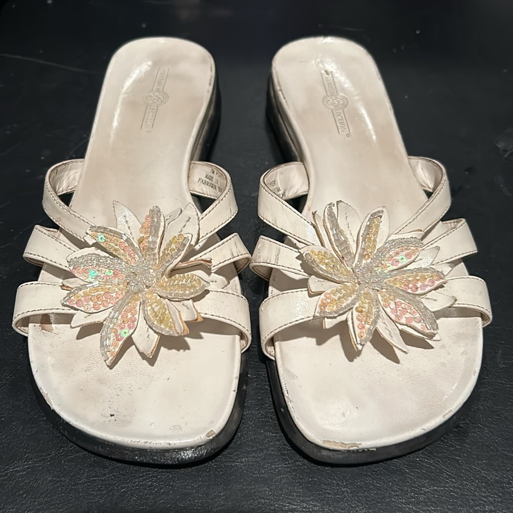White sandals with sparkly flower detail Sz 7